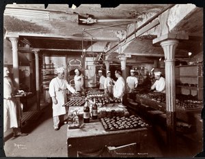 طباخين يعملون في المطبخ في Maillard&39;s Chocolate Manufacturers ، 116-118 West 25th Street ، New York ، 1902 (طباعة الجيلاتين الفضي)